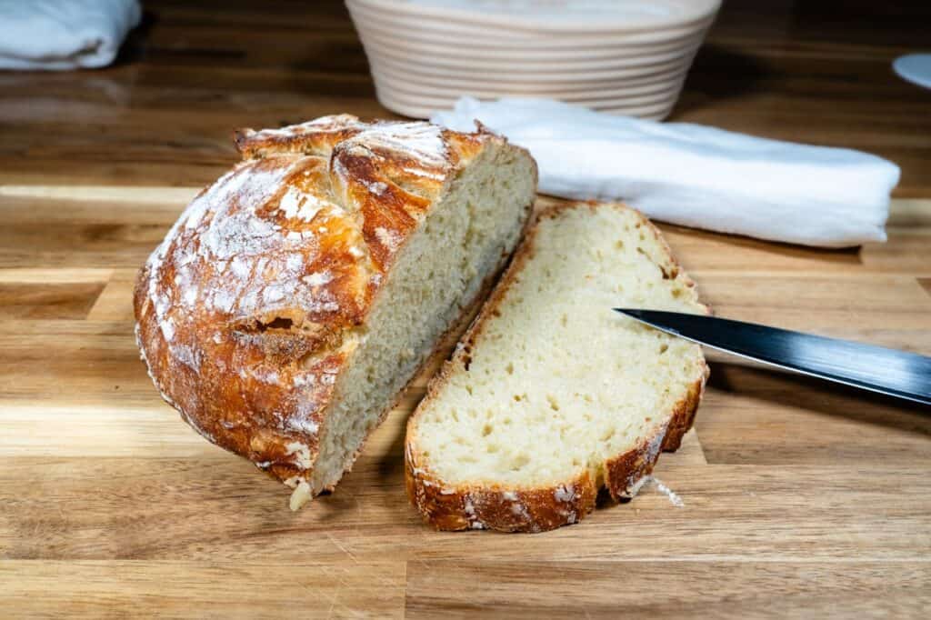 Bakkers brood gesneden met mes