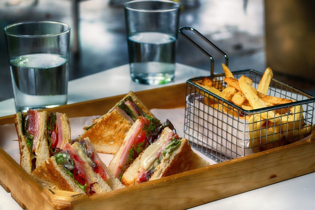 clubsandwich, fastfood, snack, frietjes, toast, geroosterd, broodje, eten, brood, maaltijd, voeding, heerlijk, vers, lunch, krokant, koolhydraten, bruin eten, bruin brood, bruine voeding, bruine sandwich, fastfood, snelle hap, frituursnack, snelle lunch, broodje, sandwich, pistolet, lunchgerecht, middageten